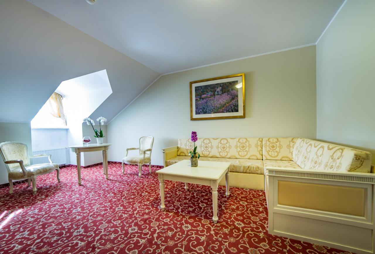 Hotel Sobienie Krolewskie Sobienie Szlacheckie Eksteriør bilde